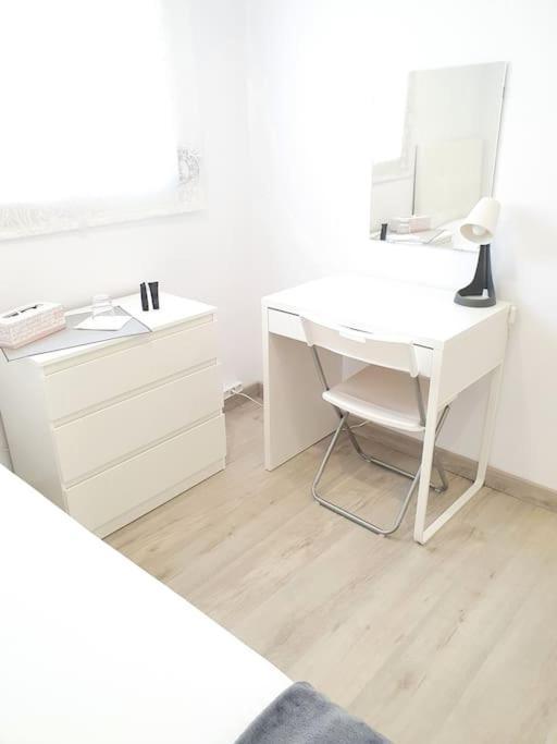 Habitaciones Bonitas Y Comodas L'Hospitalet de Llobregat Ngoại thất bức ảnh
