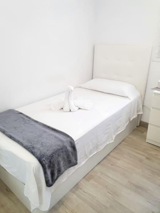 Habitaciones Bonitas Y Comodas L'Hospitalet de Llobregat Ngoại thất bức ảnh