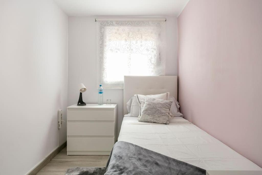Habitaciones Bonitas Y Comodas L'Hospitalet de Llobregat Ngoại thất bức ảnh